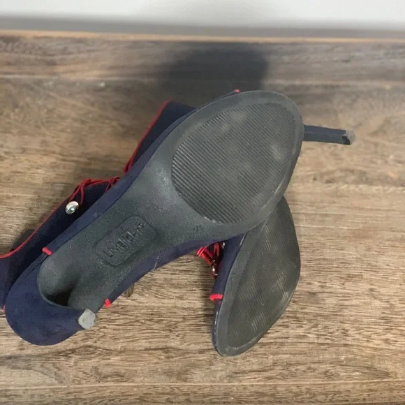 Like new button navy heels with red lining - Picture 4 of 4